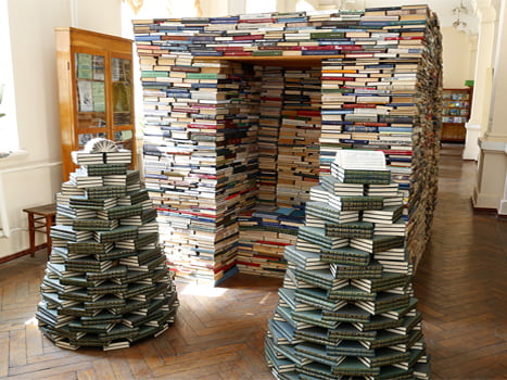 Будиночок з книжок>